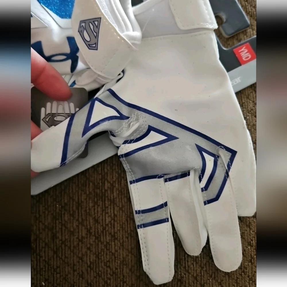 Under Armour Boys Football UA Boys F5 Alter Ego Superman Football Gloves M